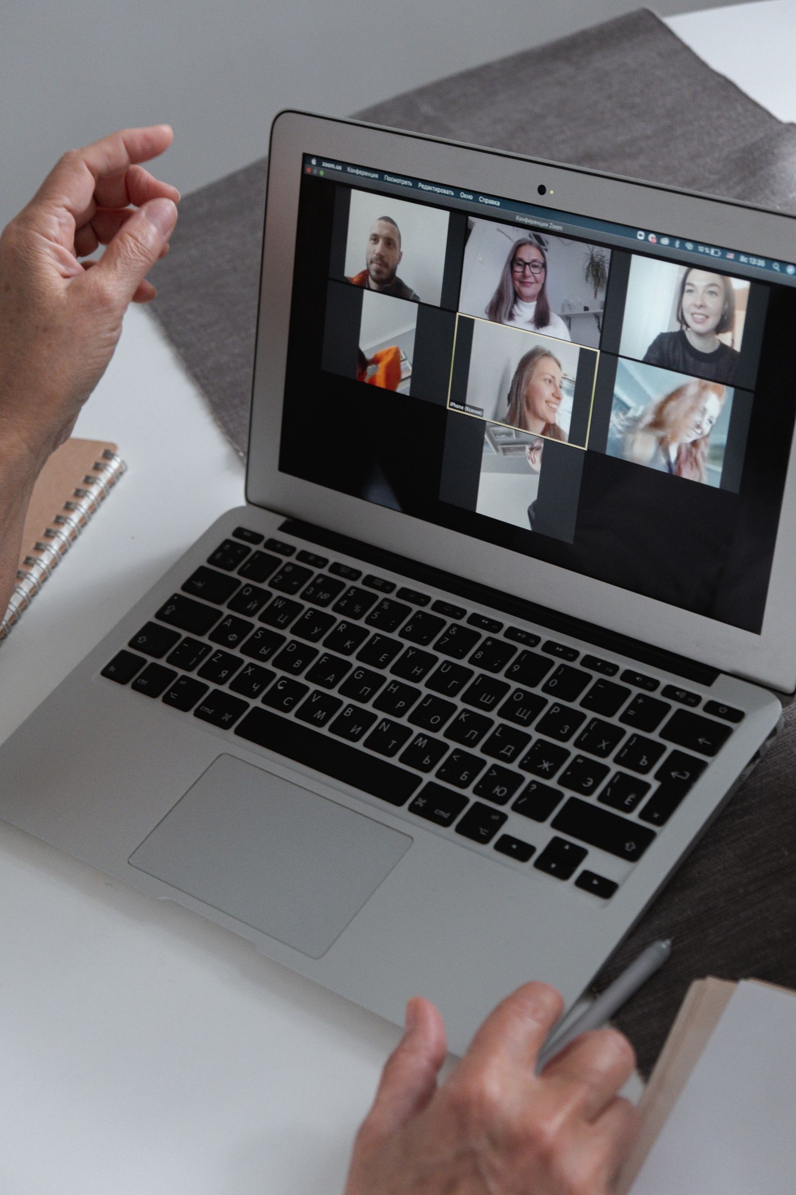 Ordinateur portable pendant un appel vidéo